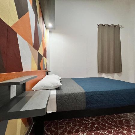 Bed and Breakfast Casa Aura Морелия Экстерьер фото